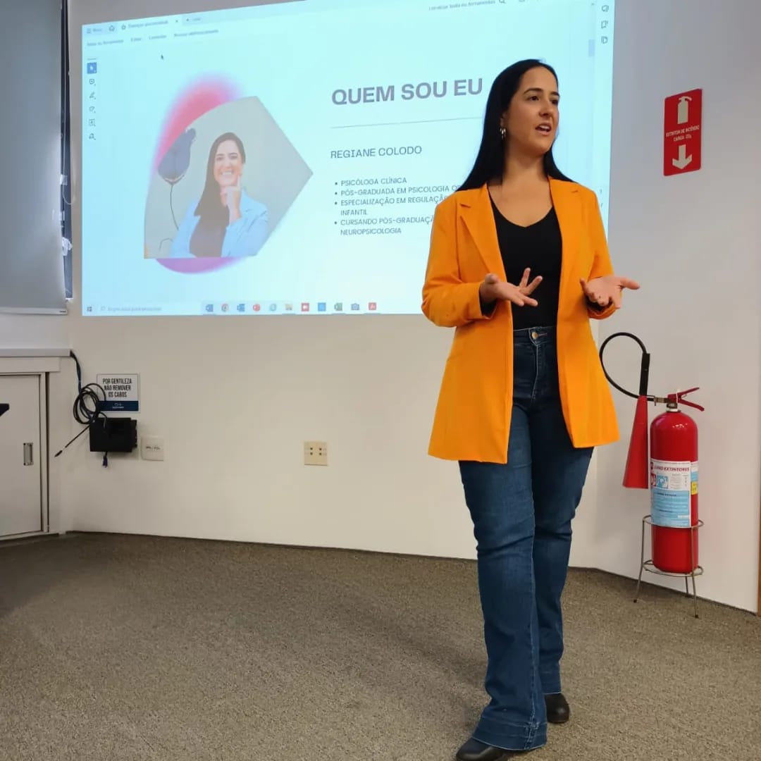 Psicóloga apresentando palestra corporativa